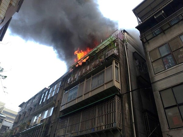 北市和平東路段公寓4樓頂加起火。圖/北市消防局