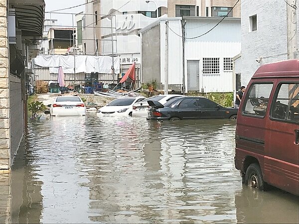 台南永康中華路疑因地下箱涵老舊、排水阻塞,昨天上午只下10多分鐘的雨就淹水,附近住戶轎車泡在水裡。 記者綦守鈺/攝影