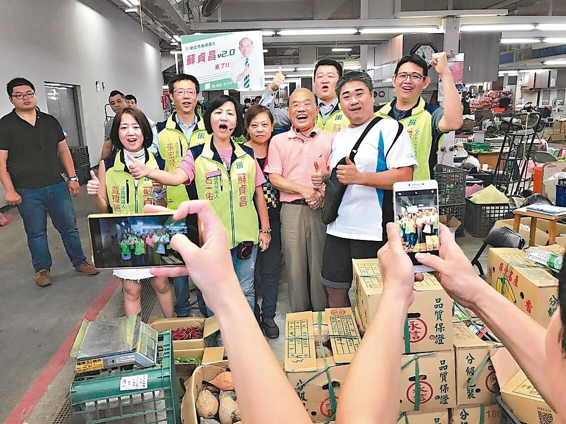 民進黨新北市長參選人蘇貞昌（前右二）昨再度拂曉出擊，到板橋果菜市場掃街拜票，爭取支持。 記者陳珮琦／攝影