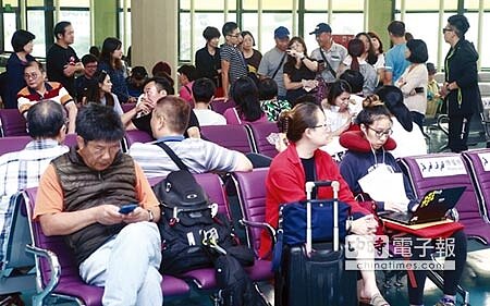 日本新千歲機場因地震封閉,昨日準備赴北海道的旅客,在候機室等候消息。圖/陳麒全