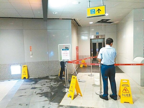 高雄衛武營國家藝術文化中心將在10月開幕，但去年啟用的高捷和衛武營連通道出現漏水。 記者蔡孟妤／翻攝