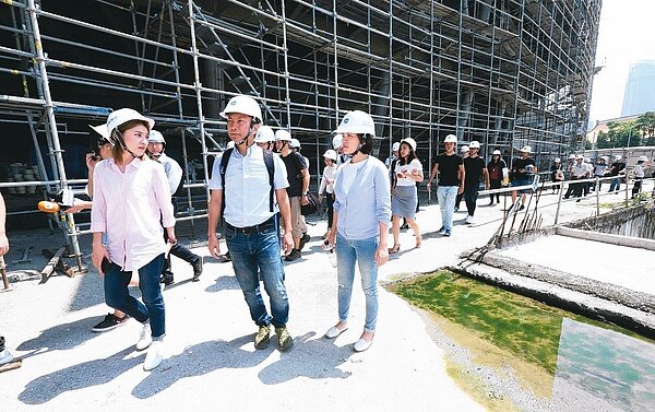 台北市議會民進黨團昨天會勘大巨蛋,了解14項防災維護工項施工情形。 記者黃義書/攝影