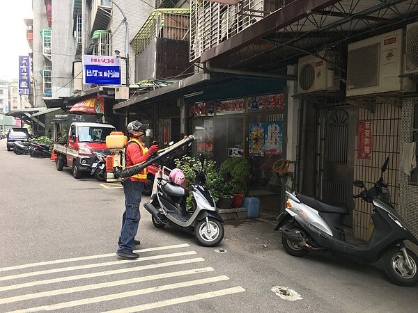 新北市衛生局針對豐年菜園附近地區進行噴消。圖/新北市衛生局提供