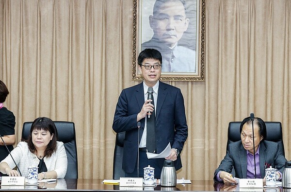 陸委會昨天舉行「壯大台灣八大策略-因應中國大陸對台31項措施」實施成果報告,由副主委邱垂正(中)主持。 記者鄭超文/攝影