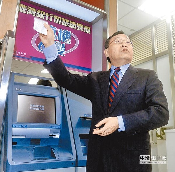 台灣銀行董事長呂桔誠5日宣布推出「智慧繳費機」,提供客戶以現金或金融卡繳交各項稅費。(顏謙隆攝)