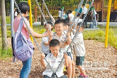 
新北市中和區錦和運動公園「魔豆山丘遊戲場」7日啟用。（葉書宏攝）
 