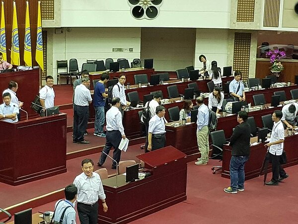 台北市議員周柏雅今天於議會怒批無法順利回答市場改建案資料的市長柯文哲「你們批評吳音寧(北農公司總經理)是批評假的喔?」事後柯臉色略顯不悅離去。記者翁浩然/攝影