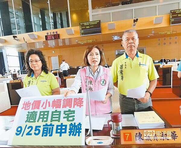 台中市議員翁美春(左起)、陳淑華、蕭隆澤7日質詢時關切台中市公告地價平均調降6.3%。(圖/盧金足攝)