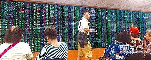 受美國科技股持續領跌及貿易戰影響,台股7日下跌77.31點,收10846.99點,成交值1487億元。(圖/顏謙隆攝)