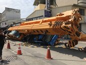 台南天坑「吃」100噸吊車　　司機一度受困　
