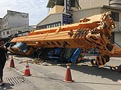 台南天坑「吃」100噸吊車　　司機一度受困　