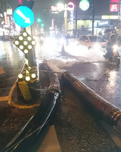 台南市永康區中華路154巷下午因急驟雨又淹水,水利局緊急啟動抽水機。圖/台南市政府提供