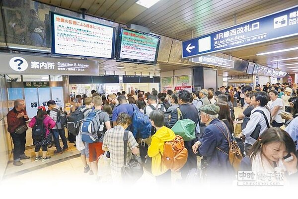 當大陸駐日使館協調機場派車接出陸客時,我駐日代表謝長廷卻還在臉書上忙著打擊在野黨。(摘自大陸駐大阪總領事館網站)