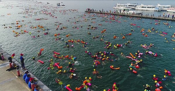 日月潭泳渡每年都吸引國內外泳客下水挑戰,去年觀光產值甚至突破億元,也締造許多數字。圖/報系資料照