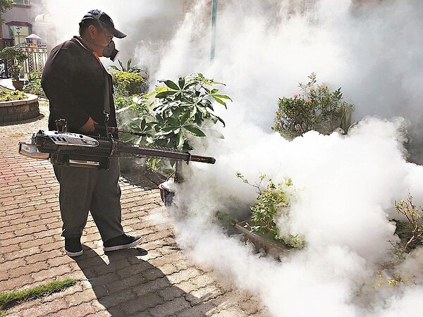 員林市大同國中傳出3名學生群聚感染登革熱,彰化縣環保局昨天下午進入校園展開噴藥滅蚊大作戰。 圖/彰化環保局提供