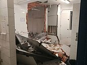 港紅磡警署驚爆　窗框、抽氣扇炸飛　廁所變廢墟