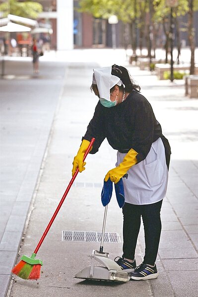 明年起基本工資與時薪雙漲,時薪調幅高於月薪,不少人擔心有業者為規避時薪大漲,將部分工時改月薪制。 圖╱聯合報系資料照片