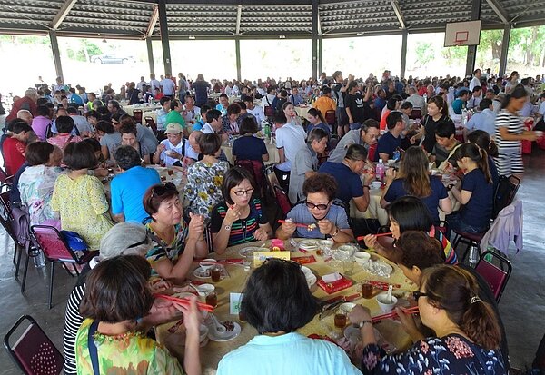 由交通部觀光局主辦、中華美食交流協會承辦的「2018海洋美食節」，昨天起一連3天在滿州鄉小墾丁度假村登場，中午開辦「千人宴」。 （記者潘欣中／攝影）
