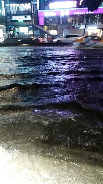 忠孝敦化淹水。(熱心老闆提供)