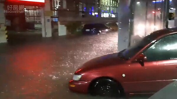 基隆復興路淹水嚴重。(圖/截取自基隆人社團)