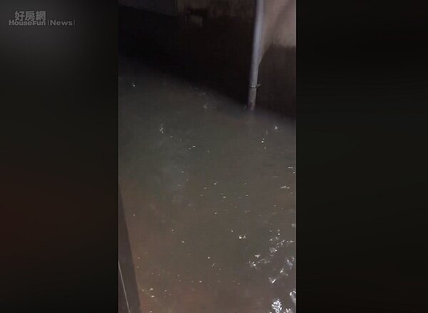 基隆巷子淹成小河。(圖/截取自基隆人社團)