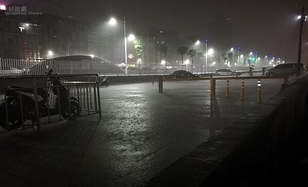 室外停車場積淹水明顯。(圖/好房網News記者曾亭皓攝)