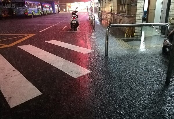 基隆公車總站水淹腳踝。(圖/好房網News記者曾亭皓攝)