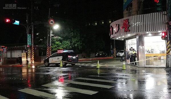 基隆法院旁淹水封路。(圖/好房網News記者曾亭皓攝)