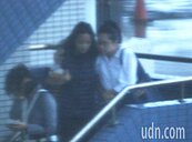 楊偉中異鄉溺斃　陳以真及女搭機護靈今清晨抵台