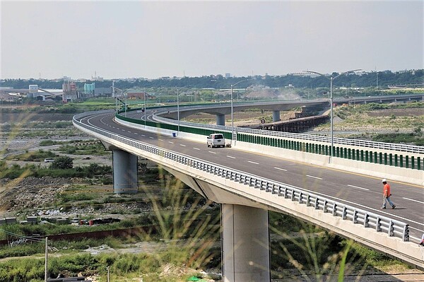 國道4號神岡交流道經大甲溪橋，延伸甲后路聯外道路將於本月正式通車。圖／中市建設局提供
