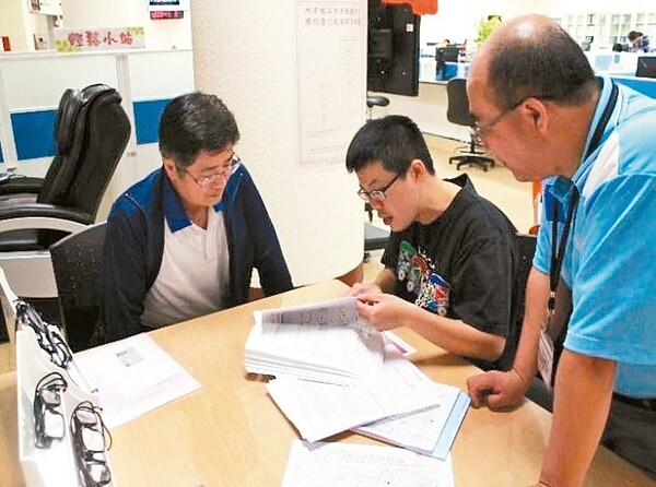 桃園市政府地政局加強繼承登記巡迴宣導,各地政事務所受理案件都明顯增加。 圖/地政局提供