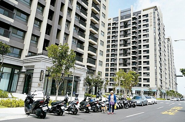 潛銷預約衝破五成的「遠雄之星6」,受到鄰近台中港三井Outlet Park、國民運動中心等建設利多帶動,加上建商推出低價策略,格外吸睛。 記者宋健生/攝影