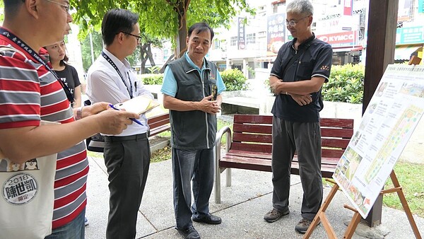 台中市北區賴興里里長盧冬松(右二)爭取在賴興里山西公園建構台中第一座城市光廊,日前建設局到場會勘。圖/賴興里里長盧冬松提供