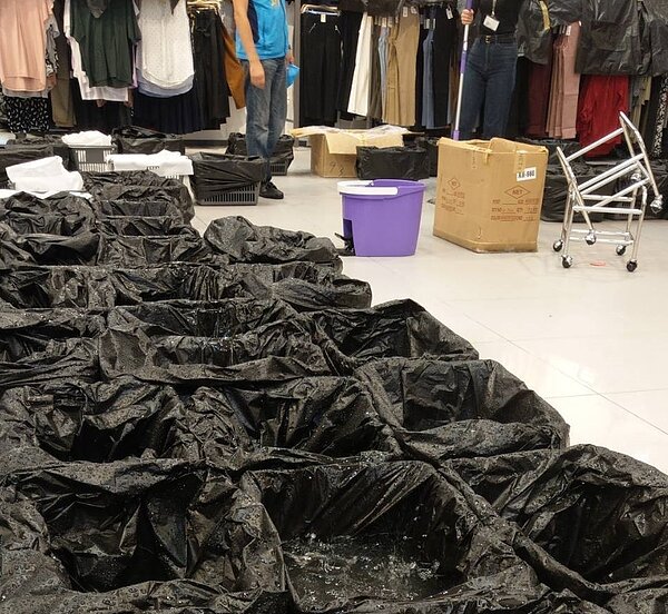 國民黨市長參選人謝立功透過臉書直播,到東岸商場了解漏水嚴重的情況。圖/謝立功提供