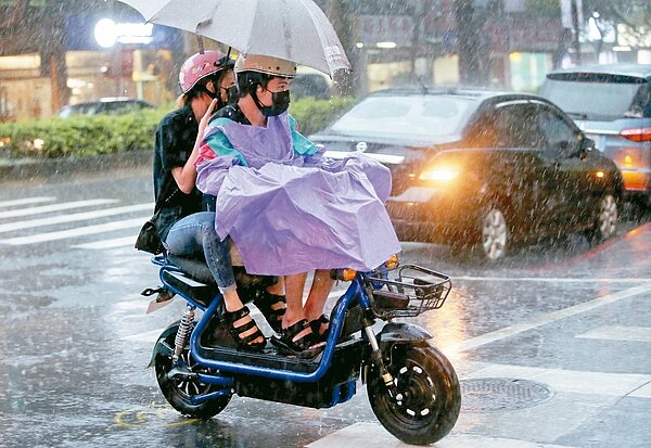 騎電動自行車不需駕照、免牌照稅,日漸風行;但因沒牌照,肇事逃逸恐難究責。 記者余承翰/攝影