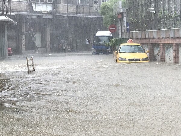 這場豪大雨，造成基隆市復興路212巷三度淹水。記者吳淑君／攝影 