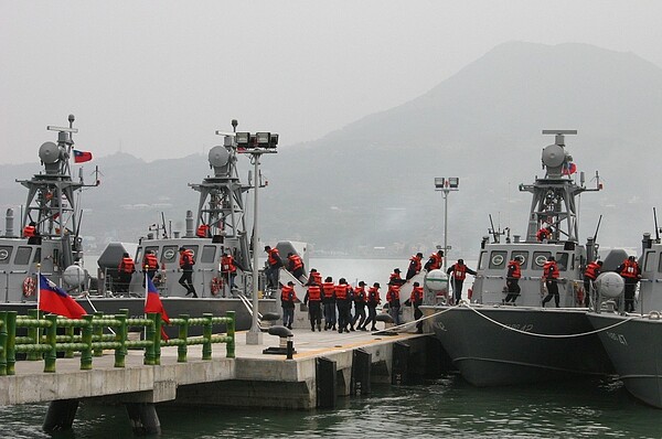 淡水河口過去原駐有海鷗飛彈快艇，並建設、整修可提供艦艇補給的岸置水電系統的突堤碼頭，圖為快艇官兵跑戰備緊急登艇的畫面。記者洪哲政／攝影 