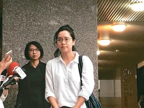 楊偉中遺體於今天入一殯冰櫃,妻子陳以真受訪時難掩憔悴。 記者連珮宇/攝影