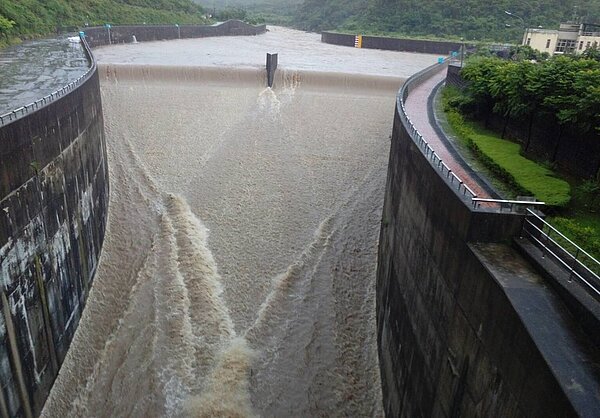北部豪雨強襲，員山子分洪道上午分洪。圖／十河局提供