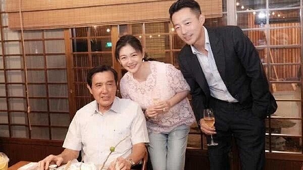 大S、汪小菲夫婦及馬英九3人合照。取自微博