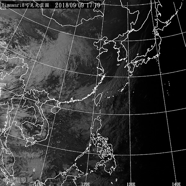 位於巴士海峽熱低壓。圖/氣象局