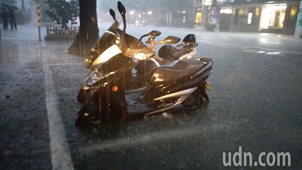 大雨狂襲,雙北淹水嚴重。聯合報系資料照