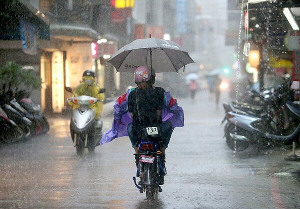 電動自行車因沒有牌照,發生車禍糾紛時難以究責。特派記者余承翰/雅加達攝影