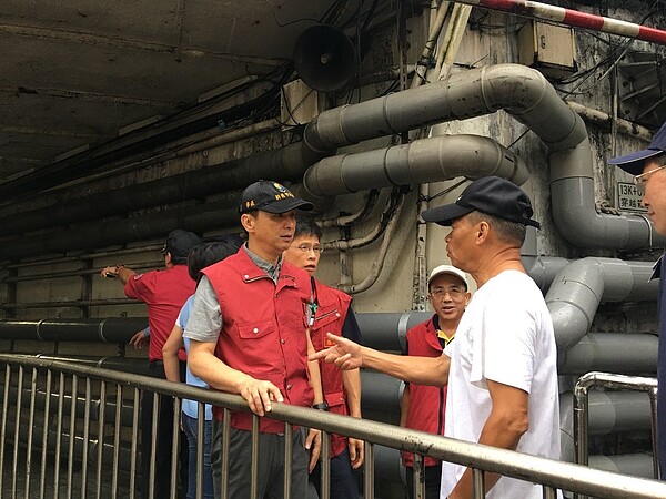 新北市長朱立倫今天上午到汐止地區瞭解昨天積淹水情形及善後工作。圖/新北市新聞局提供