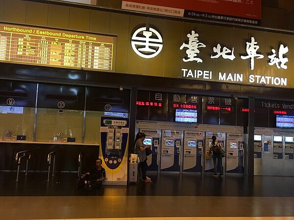 台北市社會局代理局長黃清高表示台北車站內可以讓街友躲雨。 聯合報系資料照片/記者雷光涵攝影