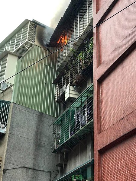 松隆路公寓頂加傳火警。圖/北市消防局