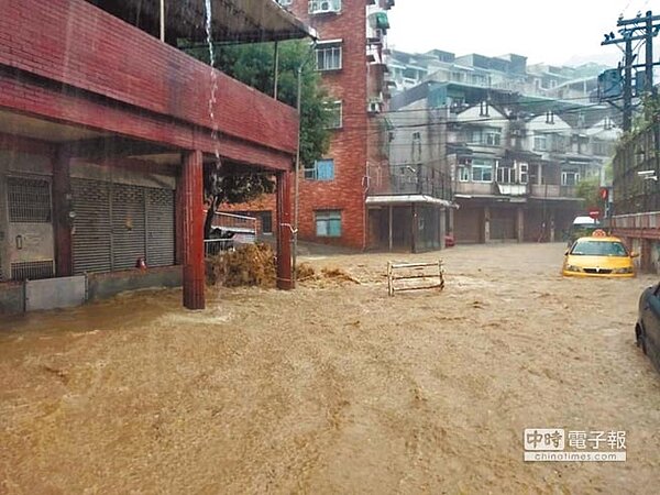 基隆市中山區復興路3度淹水。(翻攝自基隆人大小事臉書)