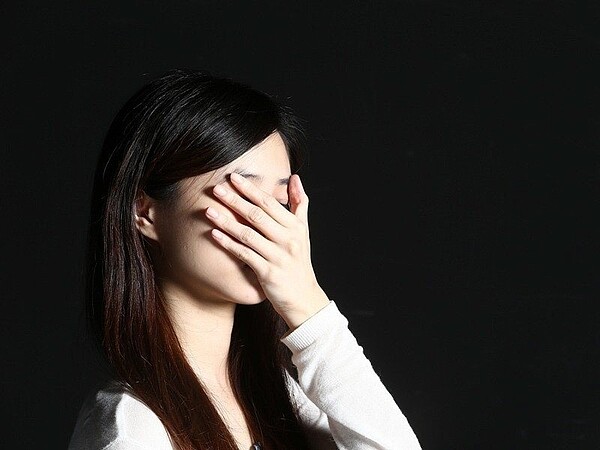 在苗栗就讀高二的少女小玲（化名）控訴雙親偏心，弟弟晚上可以吹冷氣睡覺、可以穿NIKE名牌，她卻可能窩在客廳睡、只能穿媽媽的舊內褲；弟弟國中讀私校，父親卻要她念建教合作高職「賺錢」，在家備受排擠及暴力管教。示意圖，聯合報系資料照片
