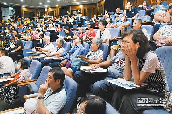 不少民眾到場仔細聆聽學者、議員見解，相當關心彰化發展。（圖／黃國峰攝）