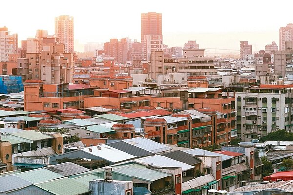 存款剩六十萬被勸買房,網友嘆「買樂高比較快」。 圖/聯合報系資料照片